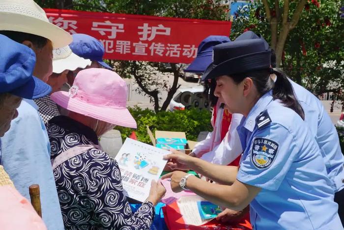 2046澳门资料免费大全，揭秘网络赌博的陷阱与风险警示2024澳门正版资料免费大全,三期中一期